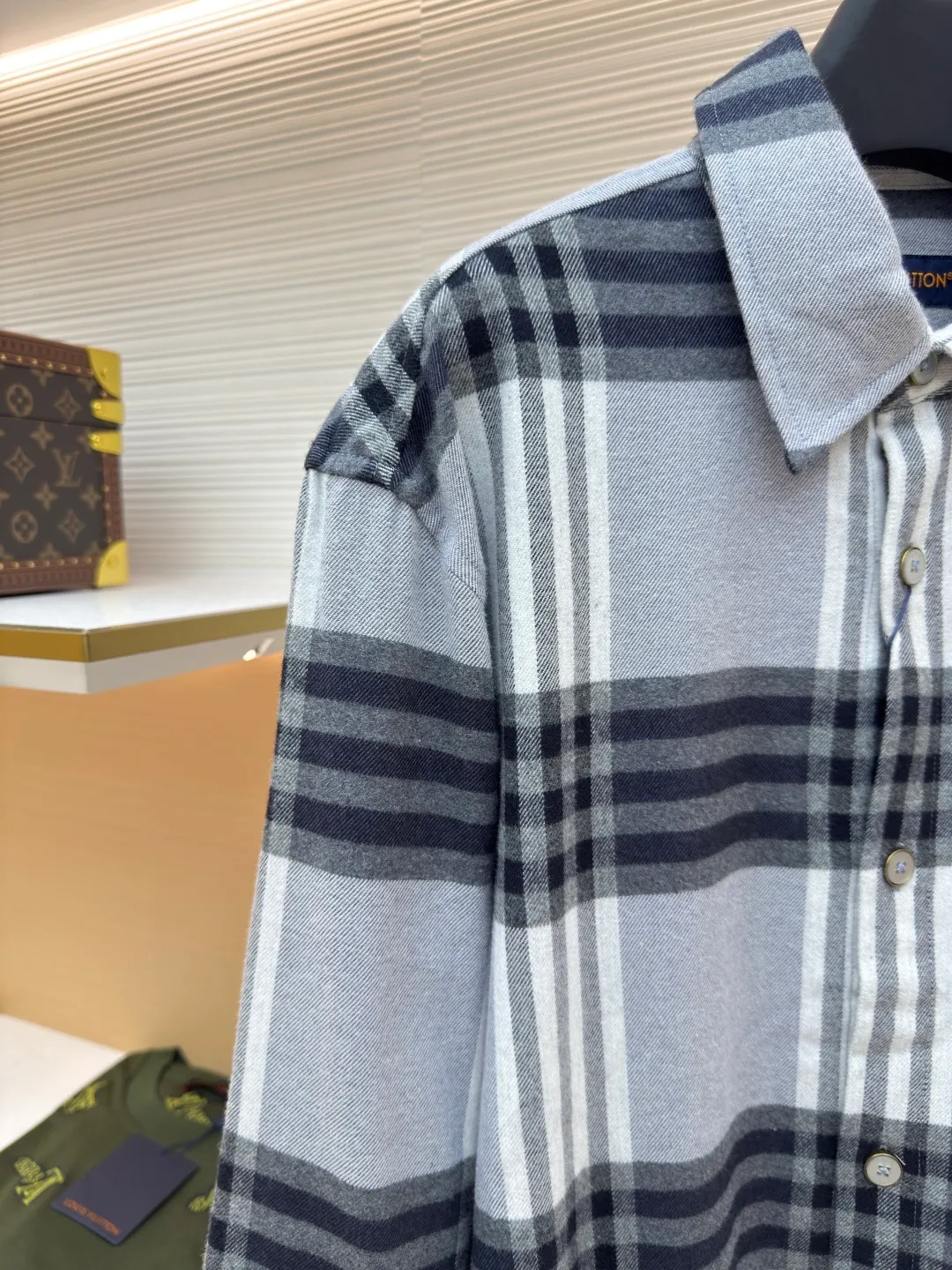 LOUIS VUITTON flannel jacquard letter shirt ●Authentic product: purchased and developed at 10700 ●Item number: 1680667-B70 ●Fabric: flannel fabric ●Technology: jacquard production ●Version: fitted version ●Weight: about 335 grams ●Size: XS-S-M-L ●Description: Made of 100% cotton flannel jacquard fabric, the Y-plate fabric was disassembled to analyze the warp and weft density of the tissue yarns at several points. 32s double-ply ring-spun light floral gray yarn was used as the warp yarn. The upper shaft of the warp yarn was pulled to customize an exclusive pan head. The piece of cloth was positioned and woven with jacquard letters using dark floral gray yarn. A high-speed rapier jacquard machine was used to weave the gray fabric. After washing and shaping the fabric in a vat, flannel is picked up from the fabric surface. Positioning letters are used on the front and back panels, and original patterns are used on the left and right front panels. It is different from the ordinary rapier woven plaid fabrics in the market. The letters are printed in a low version, and the bronze material is hand-sewn in a mold. The buttons are inlaid with natural shells and white butterfly engraved buttons on the inside. The overall wiring is straight and delicate, the fabric is comfortable and soft, and the color is consistent without color difference. It can be matched with the same style to create a fashionable look and control various occasions. Customized accessories, complete with three standards, same style for men and women!